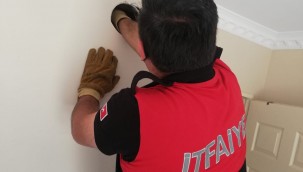 Bacaya sıkışan yavru kedi yara almadan kurtarıldı 