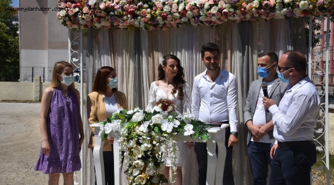 Başkan kıymazsa evlenmeyiz dediler, koronalı başkan evinin balkonundan nikah kıymak zorunda kaldı