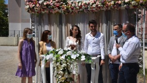 Başkan kıymazsa evlenmeyiz dediler, koronalı başkan evinin balkonundan nikah kıymak zorunda kaldı
