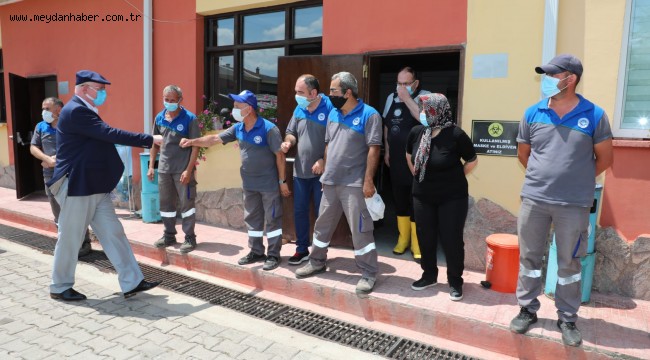 Başkan Kurt Fen İşleri ve Park Bahçeler personeli ile bayramlaştı