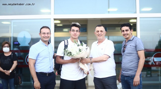 BATURALP ÇİÇEKLERLE KARŞILANDI