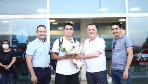 BATURALP ÇİÇEKLERLE KARŞILANDI