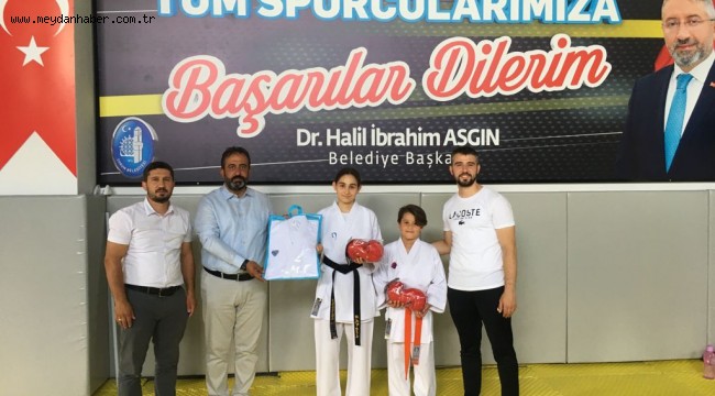Belediyenin yaz spor okulları büyük ilgi görüyor Yağbat, Kale Mahallesindeki antrenman yapan sporcuları ziyaret etti