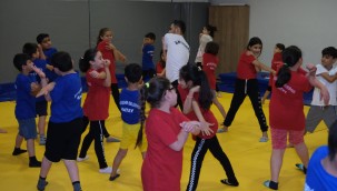 ÇOCUKLAR HEM EĞLENİYOR HEM DE SPOR YAPIYOR