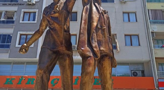 Covid 19 Geçiren Başkan İlçesine Sağlıkçı Anıtı Yaptırdı