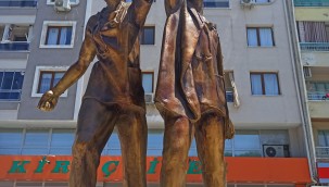 Covid 19 Geçiren Başkan İlçesine Sağlıkçı Anıtı Yaptırdı