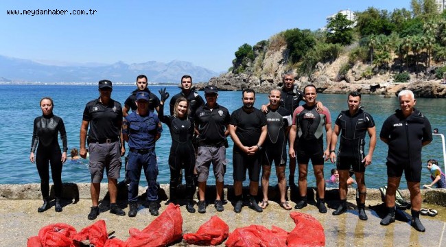 Deniz dibi temizliği için daldılar temizliğine sevindiler
