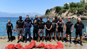 Deniz dibi temizliği için daldılar temizliğine sevindiler