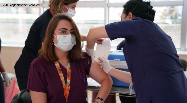 Ege'de sağlık çalışanlarına 3. doz aşı yapılmaya başlandı