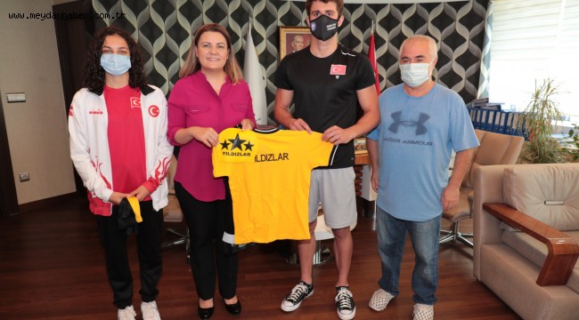 Hürriyet, şampiyon yüzücüleri ağırladı