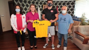 Hürriyet, şampiyon yüzücüleri ağırladı