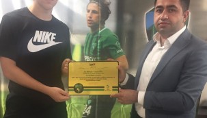 Hürriyet'ten son şampiyonlara bayraklı sürpriz