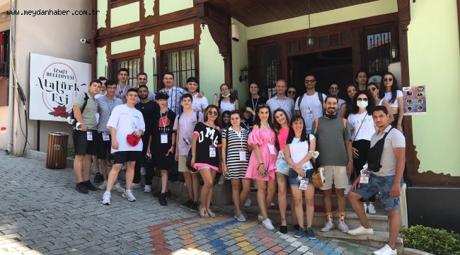 İl dışından gelen halk oyunu toplulukları İzmit'te doyasıya eğleniyor