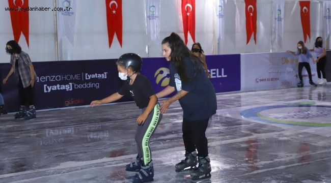 İLK KEZ BUZ PATENİ YAPMANIN MUTLULUĞUNU YAŞADILAR BÜYÜKŞEHİR BELEDİYESİ BUZ PİSTİNE YOĞUN İLGİ