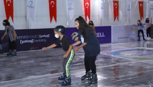 İLK KEZ BUZ PATENİ YAPMANIN MUTLULUĞUNU YAŞADILAR BÜYÜKŞEHİR BELEDİYESİ BUZ PİSTİNE YOĞUN İLGİ