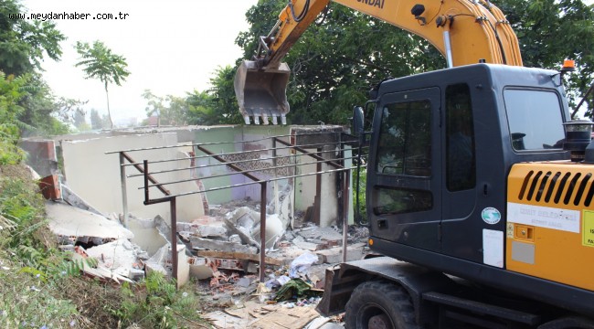 İzmit Belediyesi ağır hasarlı   binaları yıkmaya devam ediyor