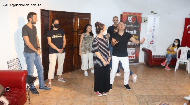  İzmit Tiyatro Günleri'nde  kahkahalar havada uçtu