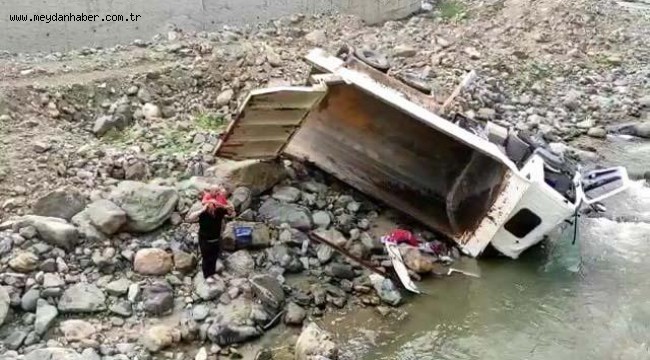 Kaza sonrası derede kaybolan 15 bin dolar aranıyor