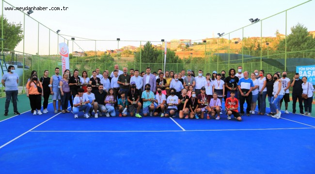 KORTLARDAKİ BAŞARI ÖDÜLLE TAÇLANDI - Uşak Belediyesi Geleneksel Tenis Turnuvası Sona Erdi