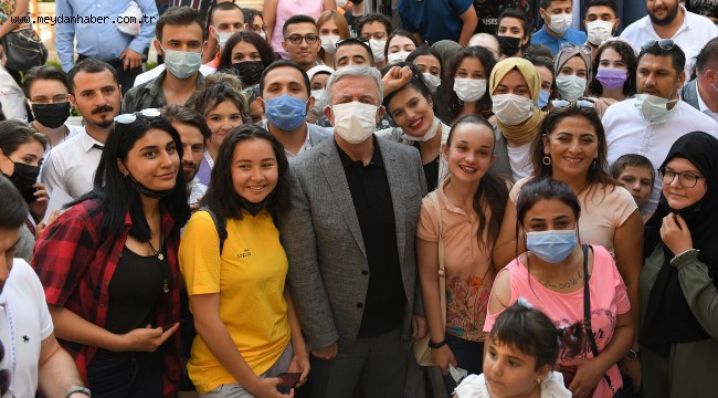 MANSUR YAVAŞ GENÇLERLE BULUŞTU: "GENÇLERİN VERECEĞİ AKLA TALİBİM"