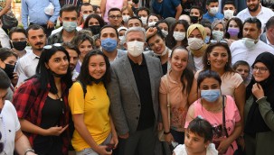 MANSUR YAVAŞ GENÇLERLE BULUŞTU: "GENÇLERİN VERECEĞİ AKLA TALİBİM"