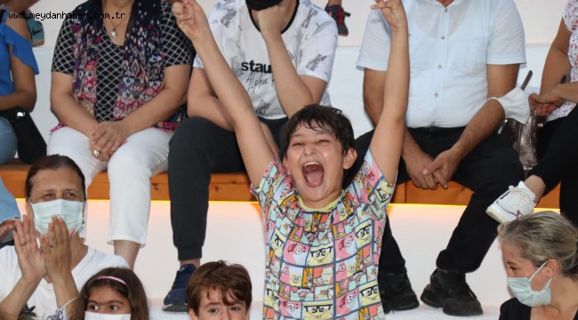 Minikler, Amfi Tiyatro'da 'Müzikli Çocuk Masalları' ile doyasıya eğlendi