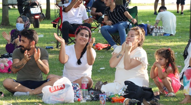 Sokakta canlı müzik keyfi  Peraband ile sürecek