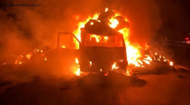 Uşak'ta seyir halindeyken alev alan saman yüklü kamyonet yandı