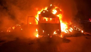 Uşak'ta seyir halindeyken alev alan saman yüklü kamyonet yandı