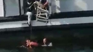 Üsküdar'da vapurdan düşen kadını vatandaşlar kurtardı