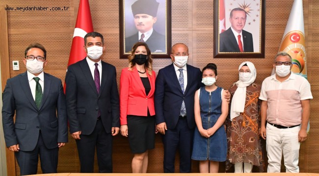 VALİMİZ ALİ FUAT ATİK LİSELERE GEÇİŞ SINAVI'NDA TAM PUAN ALMA BAŞARISINI GÖSTEREN ÖĞRENCİLERE ÖDÜLLERİNİ VERDİ