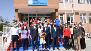 Valimiz Necatibey İlkokulunda Karne Dağıttı