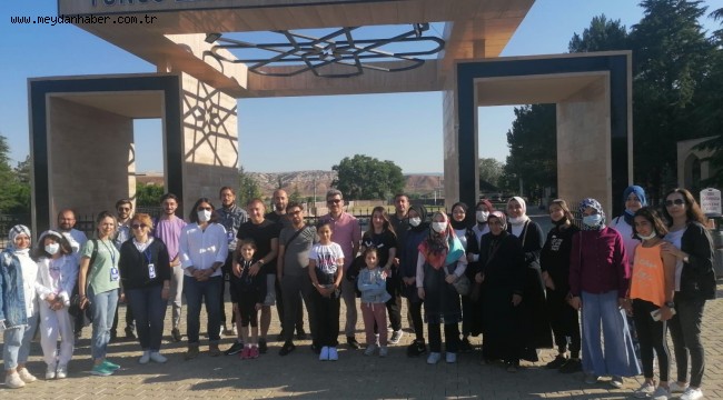 Yarışma Finalistleri Yunus Emre Kabrini ziyaret etti