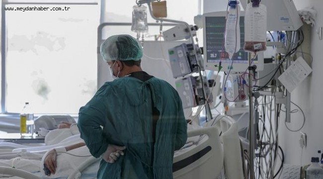 Aşılarını yaptırmayan 2 doktor virüse yenik düştü