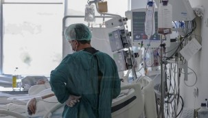 Aşılarını yaptırmayan 2 doktor virüse yenik düştü