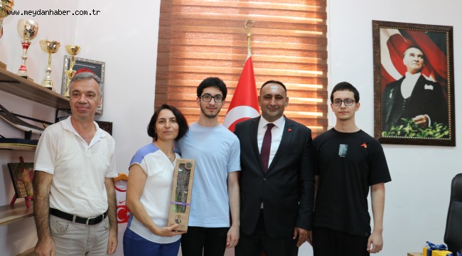 AŞKAN YILMAZ, YKS'DE DERECE YAPAN İKİZ KARDEŞLERİ ÖDÜLLENDİRDİ  