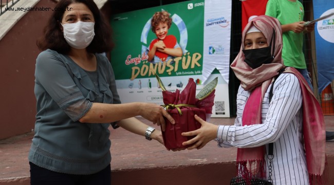 Atıklarını getiren çocuklar Ödül Market ile mutlu oldu