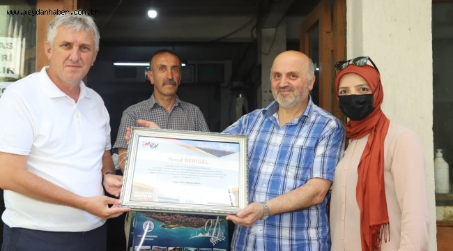 Başkan Sarıalioğlu'ndan yarım asırlık esnafa teşekkür belgesi