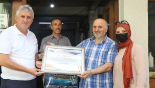 Başkan Sarıalioğlu'ndan yarım asırlık esnafa teşekkür belgesi