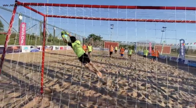 BÜYÜKŞEHİR'DEN BİR İLK: DENİZİ OLMAYAN KAYSERİ'DE PLAJ FUTBOLU