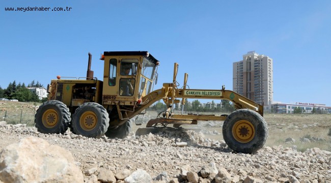 Çankaya Belediyesi ilçede imara açılan ve alan düzenlemesi yapılan bölgelerde yeni yol açma çalışmalarını sürdürüyor. 