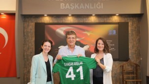 Edremit'ten İzmit Belediyesine  genç ve çocuk hizmeti ödülü