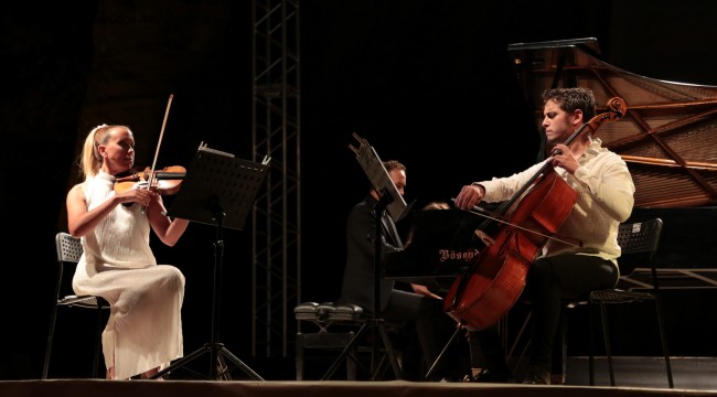 El Ele Müzik Senfoni Orkestrası Gümüşlük'te antik taş ocağında