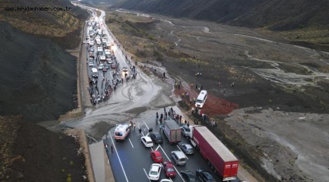 Erzincan-Sivas kara yolunda heyelan