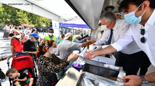 İzmir Büyükşehir Belediyesi 3 bin kişilik aşure dağıttı