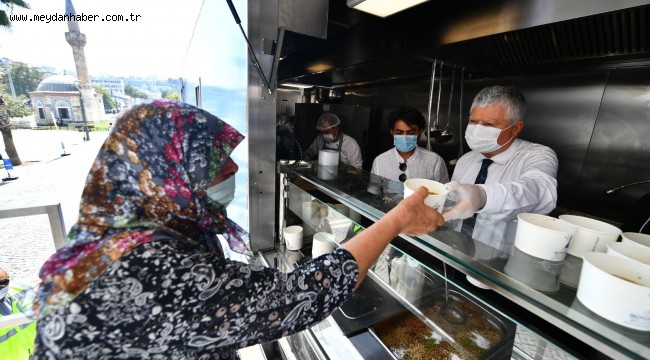 İzmir Büyükşehir Belediyesi 3 bin kişilik aşure dağıttı