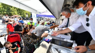 İzmir Büyükşehir Belediyesi 3 bin kişilik aşure dağıttı