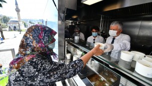 İzmir Büyükşehir Belediyesi 3 bin kişilik aşure dağıttı