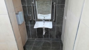 İzmit Belediyesi, Aile Sağlık Merkezi'ne  yeni engelli tuvaleti yaptı