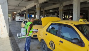 İzmit Belediyesi, Kocaeli'de hizmet veren  taksileri dezenfekte ediyor